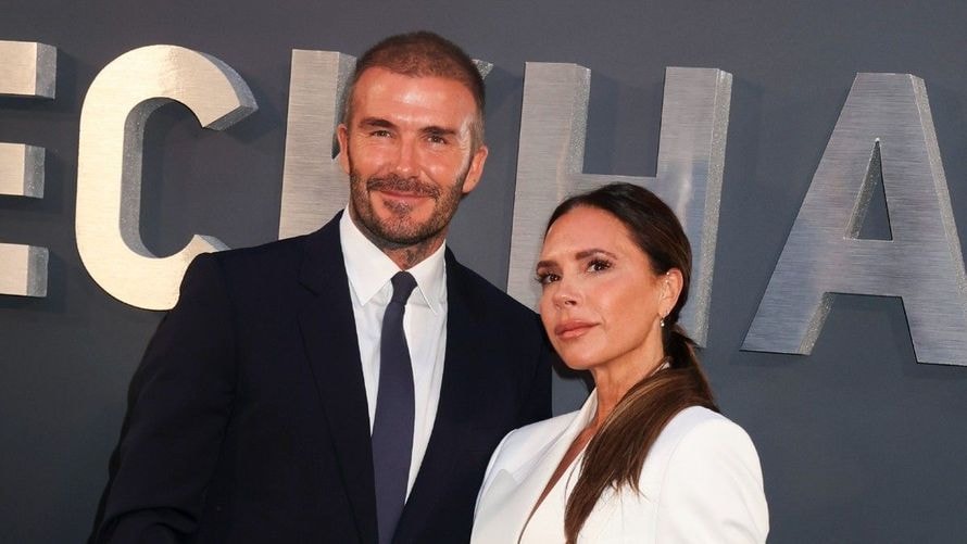 Victoria Beckham en béquilles et flinguée : son défilé à la Fashion Week de Paris vire au règlement de comptes