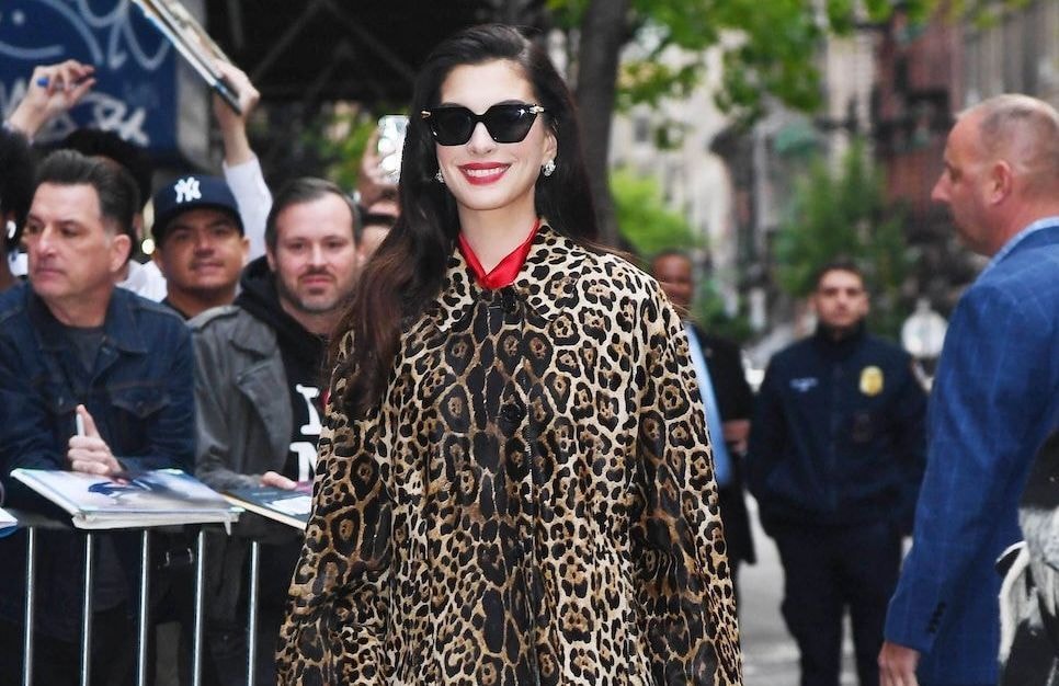 Anne Hathaway dévoile la couleur tendance qui matche à merveille avec l’imprimé léopard