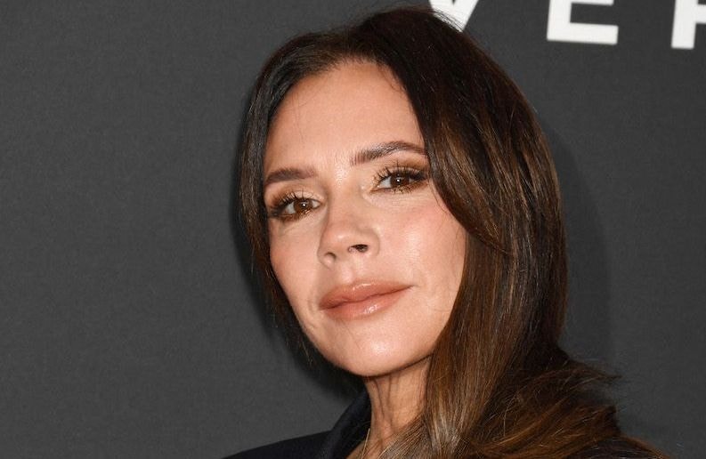 Victoria Beckham fait une arrivée remarquée à Paris
