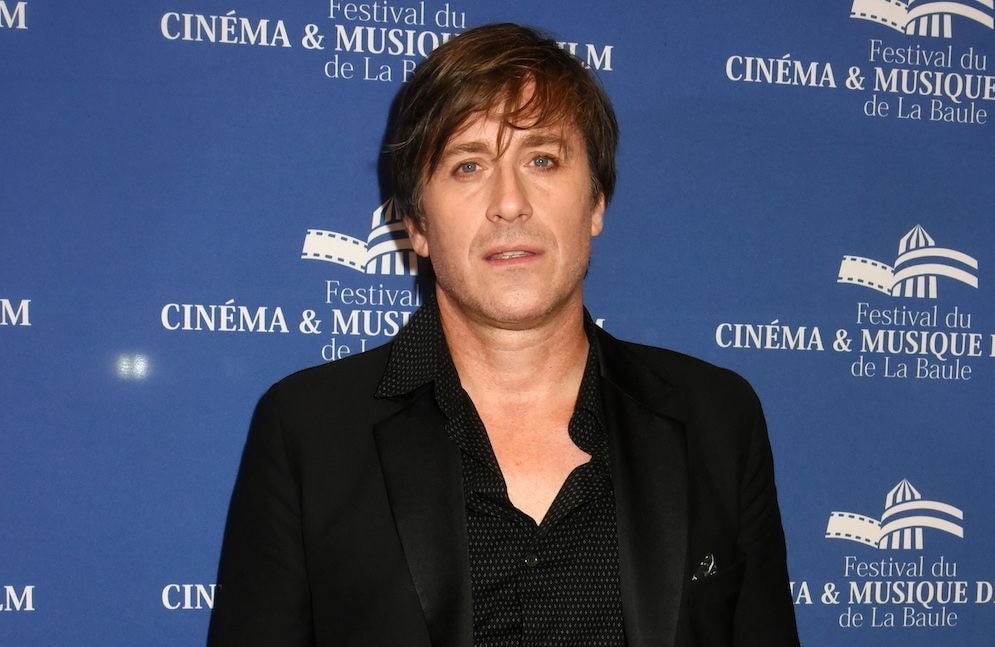 Thomas Dutronc évoque le décès de sa mère Françoise Hardy sur scène : « J’ai la gorge qui se noue »