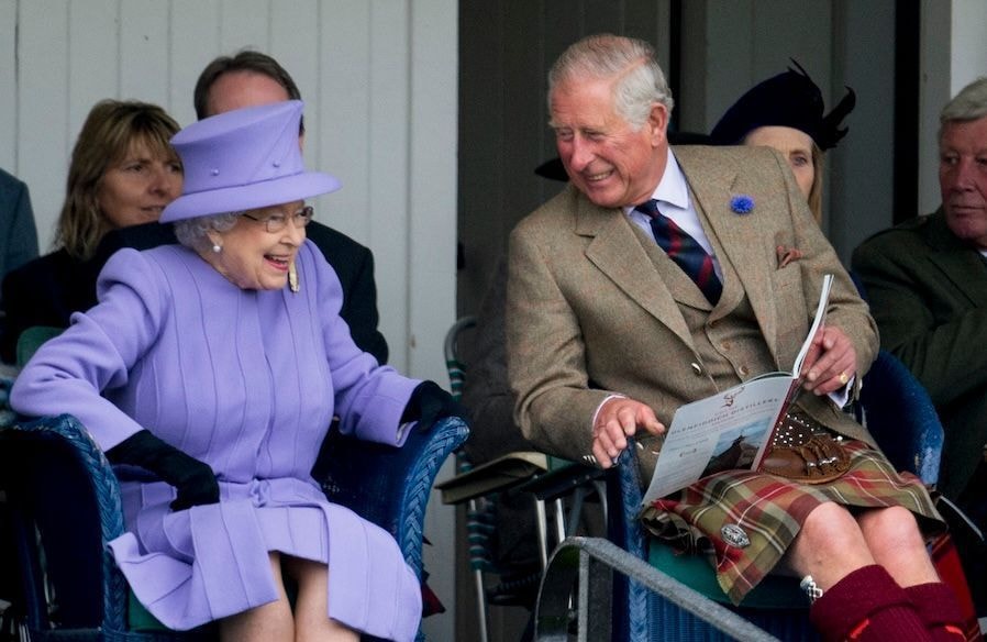 Charles III rend un poignant hommage à sa mère, Elisabeth II, à l’occasion de son 100e anniversaire