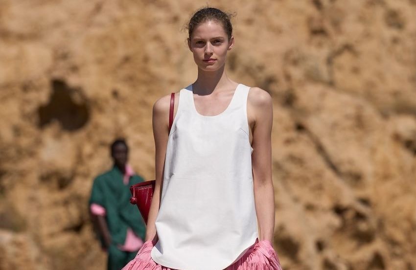 Plus sensuel qu’un col rond, ce décolleté emprunté au vestiaire masculin réinvente les basiques de notre garde-robe
