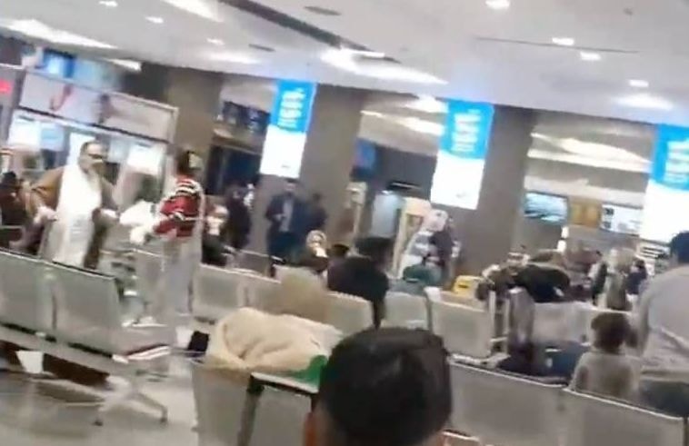 En Iran, une femme non voilée arrache le turban d’un mollah qui lui aurait reproché sa tenue