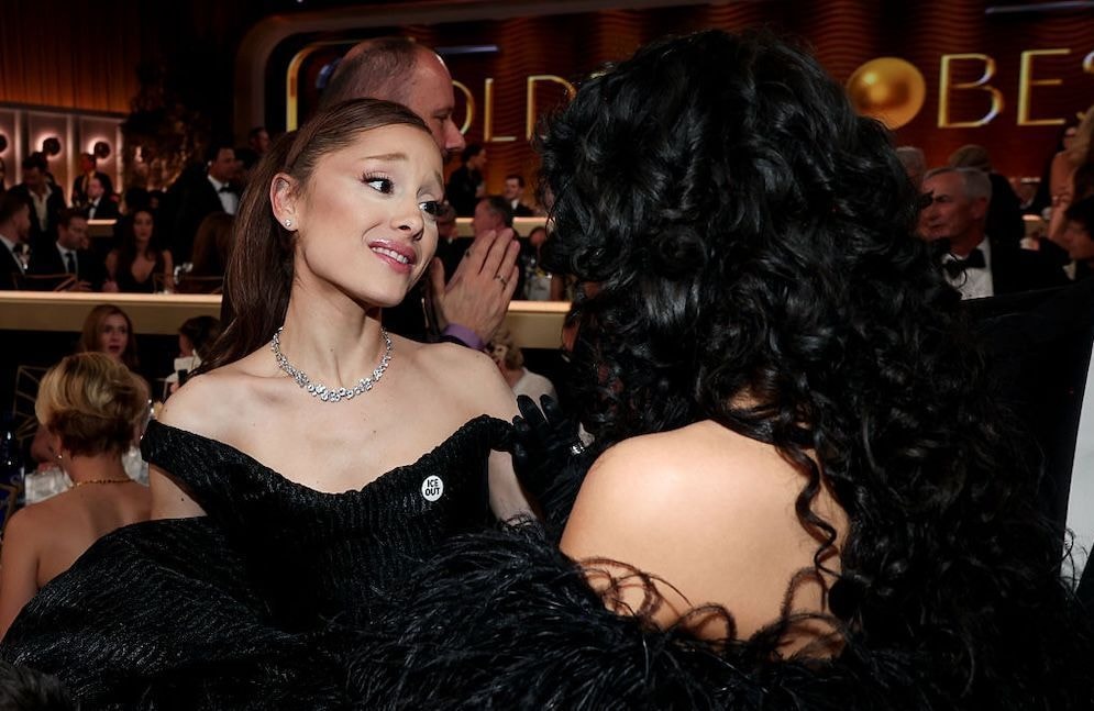 Ariana Grande, Mark Ruffalo... Pourquoi les célébrités portaient un pins « ICE out » aux Golden Globes 2026
