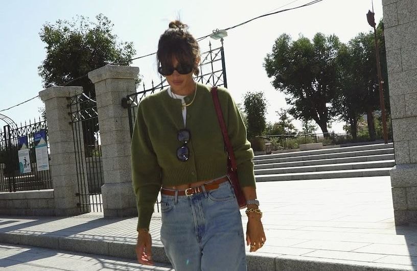 Comment les Parisiennes vont-elles porter le cardigan ce printemps (et pourquoi on va toutes les copier) ?