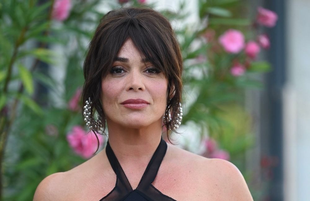 « Mademoiselle Holmes » : 5 choses à savoir sur l’actrice Lola Dewaere, la fille de Patrick Dewaere