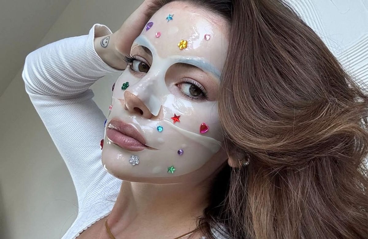 Bedazzling : pourquoi tout le monde colle des strass sur ses masques pour le visage ?