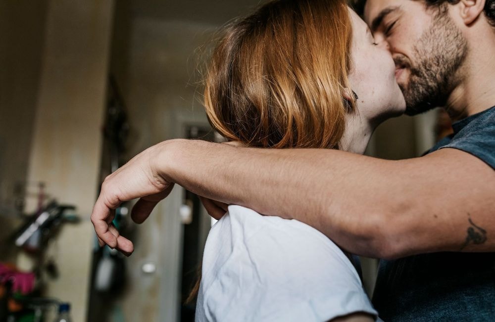 3 signes que la barbe de votre partenaire est (peut-être) responsable de vos boutons