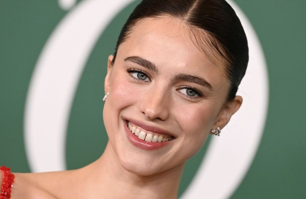 Sourcils droits : le secret beauté des célébrités qui rajeunit instantanément