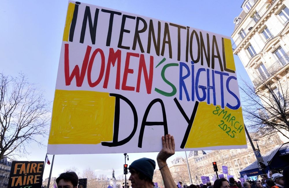 L'édito de ELLE : au nom des droits des femmes, résistons !