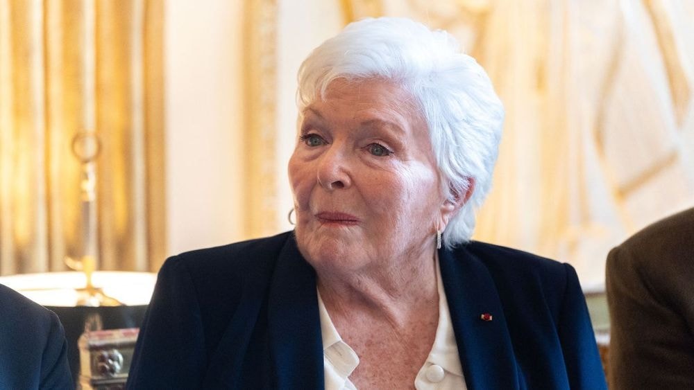 À 97 ans, Line Renaud apparaît en fauteuil roulant, plus que jamais affaiblie