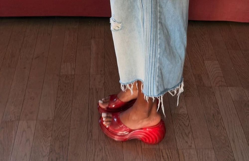 Les jelly shoes peuvent-elles encore se réinventer ? Ce modèle futuriste et coloré est l’obsession mode du moment
