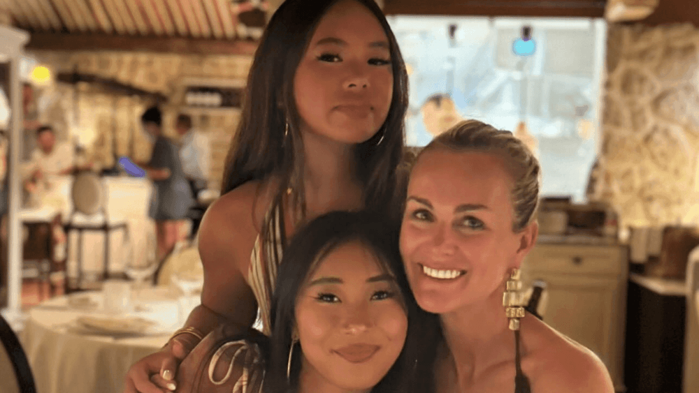 Jade Hallyday étudiante dans une école d'art : elle partage les premières images de ses créations de prêt-à-porter !