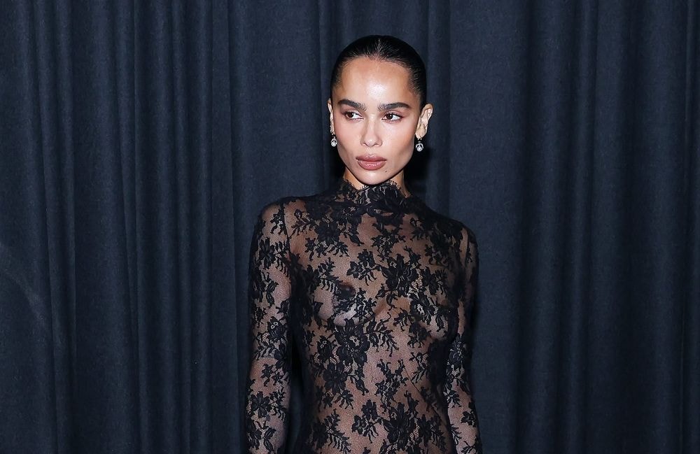 Zoë Kravitz s'inspire d’une tenue iconique de Britney Spears au défilé Saint Laurent