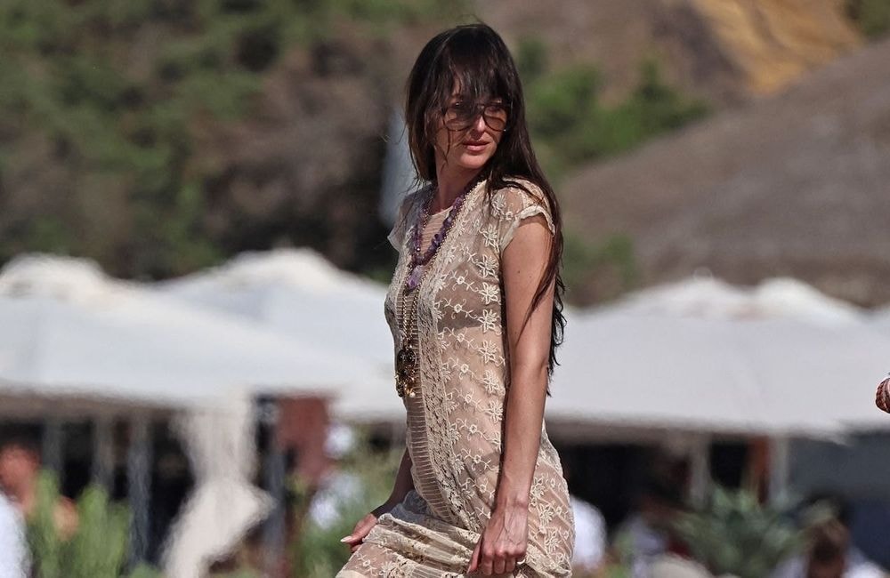 En robe crochet à Ibiza, Dakota Johnson consacre la tendance phare de la saison