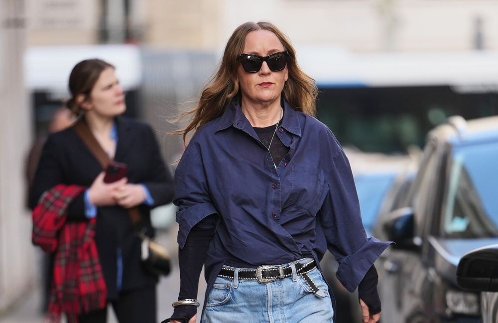 Est-ce ringard de glisser un pan de chemise dans son pantalon ? La tendance qui divise les générations