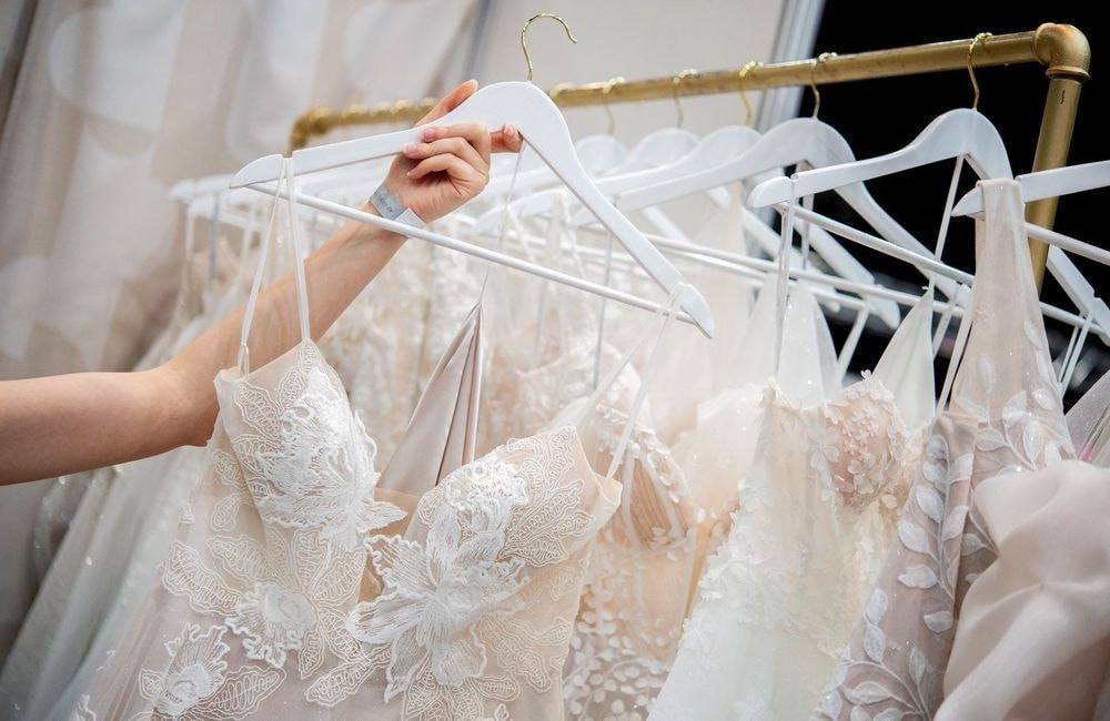 Satin, dentelle, organza : quelle matière choisir pour sa robe de mariée ?