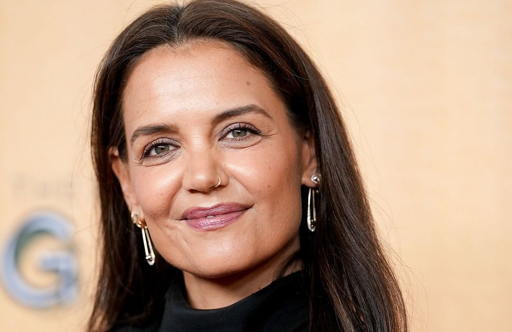 À New York, Katie Holmes dévoile une chevelure XXL