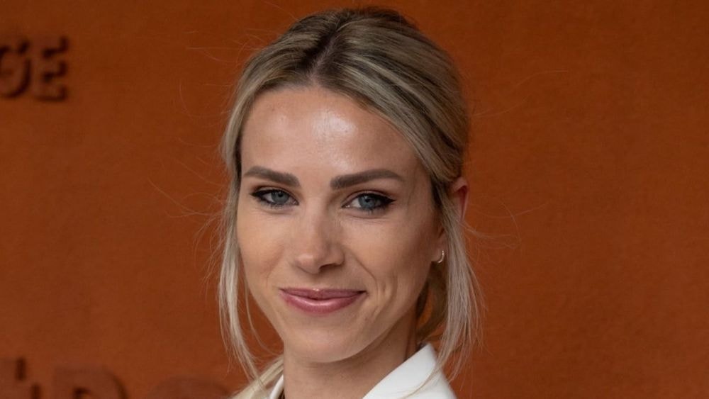 Marion Rousse (34 ans) divine dans sa robe au ras des cuisses, elle dévoile ses jambes fuselées dans un cadre bucolique