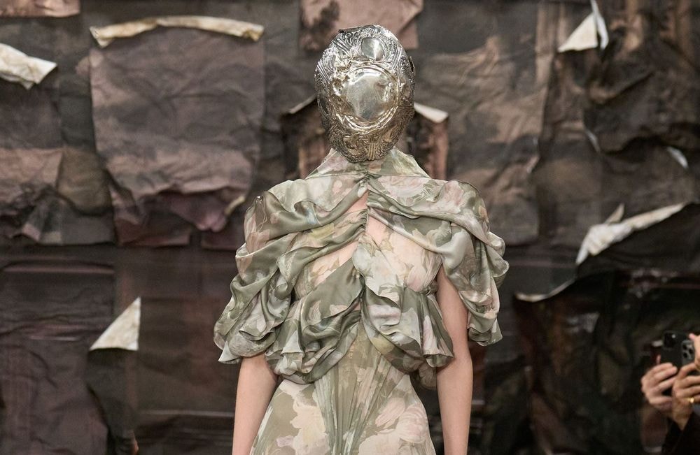 ELLE Debriefe – Fashion Week Jour 3 : Ça veut dire quoi, “s’habiller couture” ?