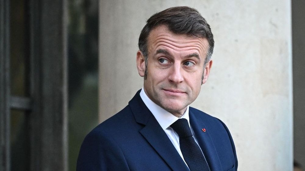"Emmanuel Macron ne pense qu’à rester au pouvoir" : Michel Onfray fustige le président sur sa gestion du budget 2026