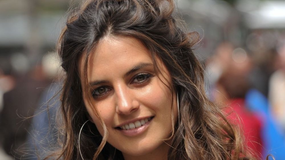 Laëtitia Milot (46 ans) torride en bikini fluo décolleté : elle se la coule douce loin des regards indiscrets, sa taille de guêpe mise en valeur