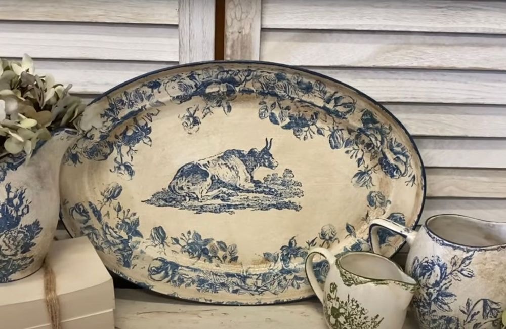 Comment donner un look de vaisselle en céramique ancienne à un plat en métal