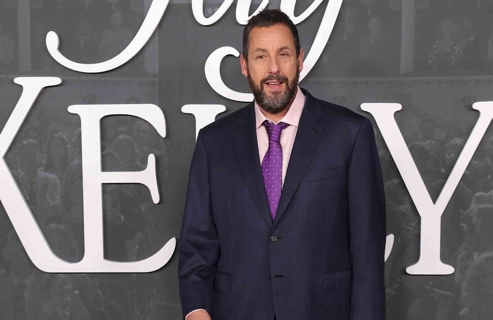 « Nous aimons rire » : Adam Sandler se confie sur sa romance de 26 ans avec sa femme Jackie