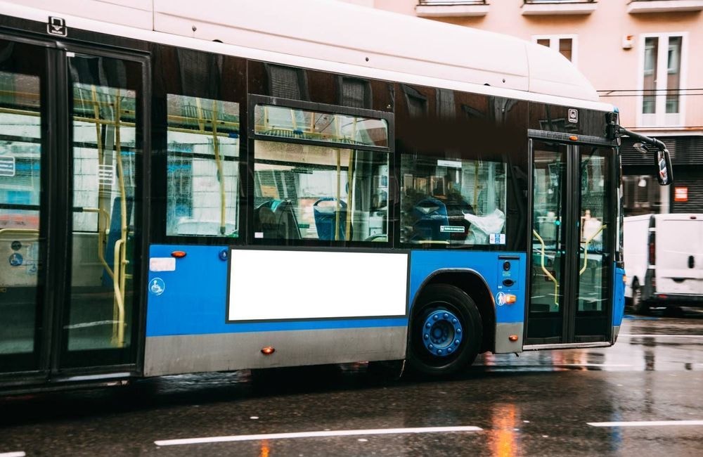 « T’es qui pour me dire : “Descends tes vêtements” ? » : la colère d’une passagère refoulée d’un bus pour une jupe trop courte