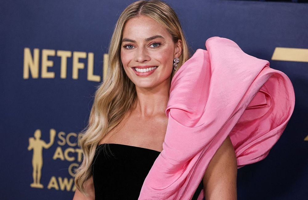 Margot Robbie succombe à la manucure colorée la plus désirable du printemps