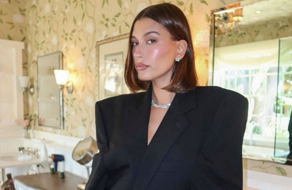 Hailey Bieber dévoile sa routine maquillage pour un teint bronzé et glowy