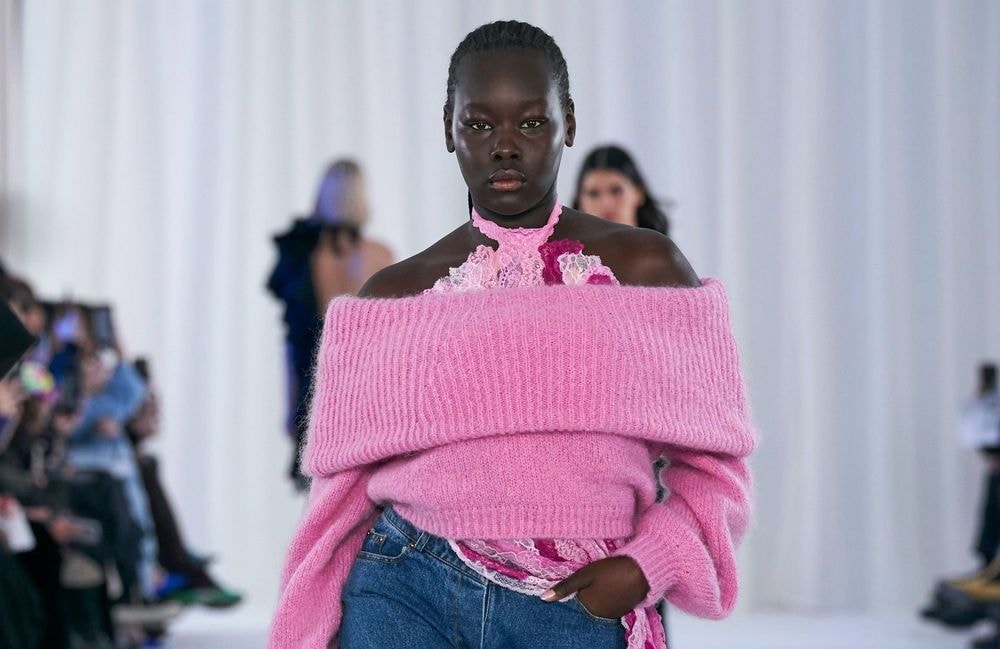 Les épaules dénudées : le geste stylistique qui donne de l’allure