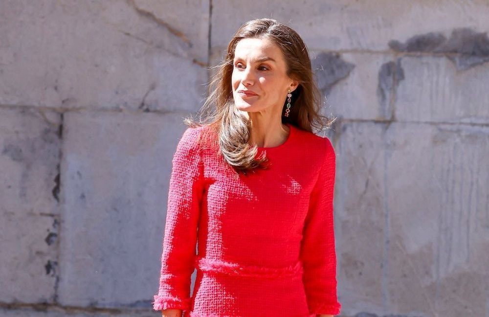 Letizia d’Espagne prouve que cette touche de couleur peut transformer un look en 2026