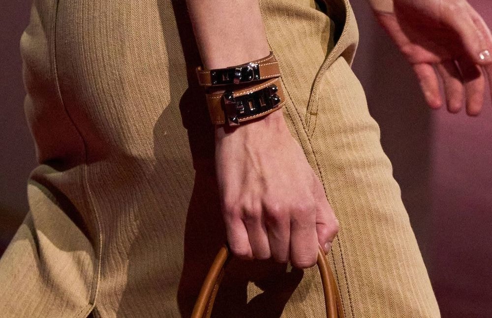 Comment porter le bracelet en cuir, la tendance bijou qu'on verra partout au printemps
