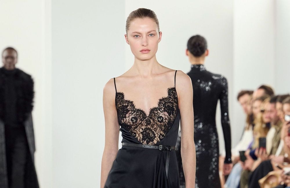 Robe en dentelle : la tendance romantique des années 2000 revient pile à temps pour la Saint-Valentin
