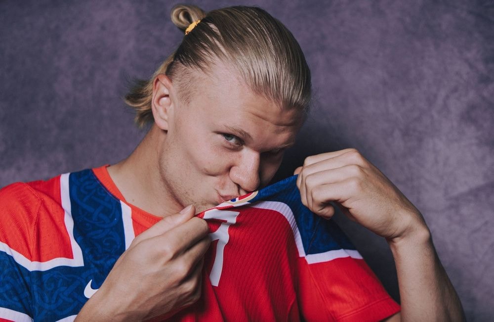 Le « Haaland bun » : qui aurait cru qu'un footballeur lancerait la coiffure de l'été ?
