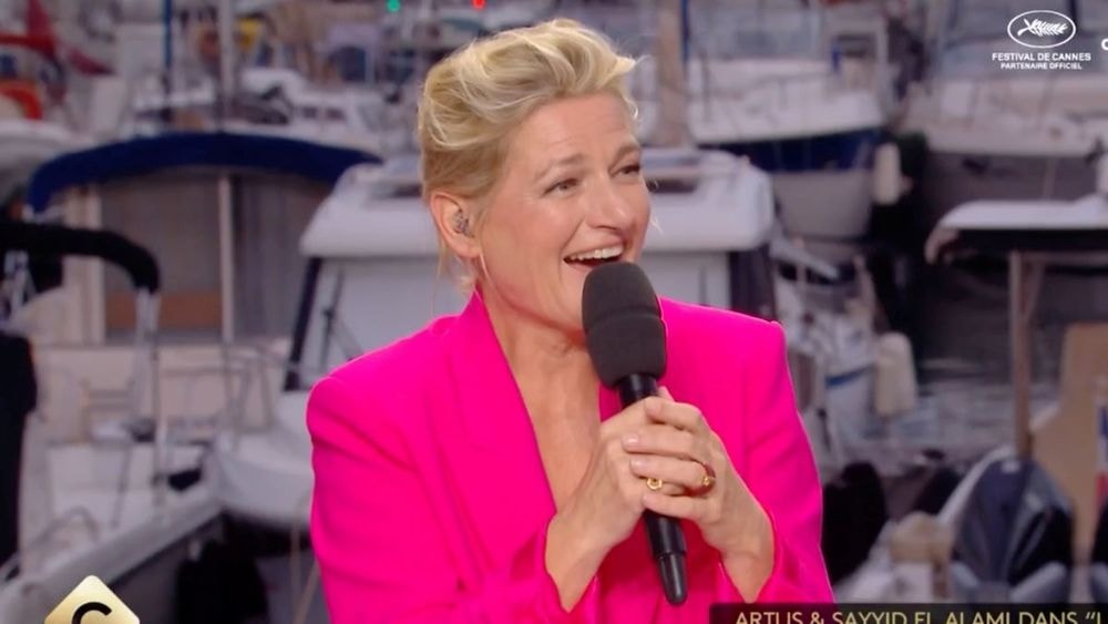 Anne-Elisabeth Lemoine critique le look d’Adèle Exarchopoulos en direct sur C à vous