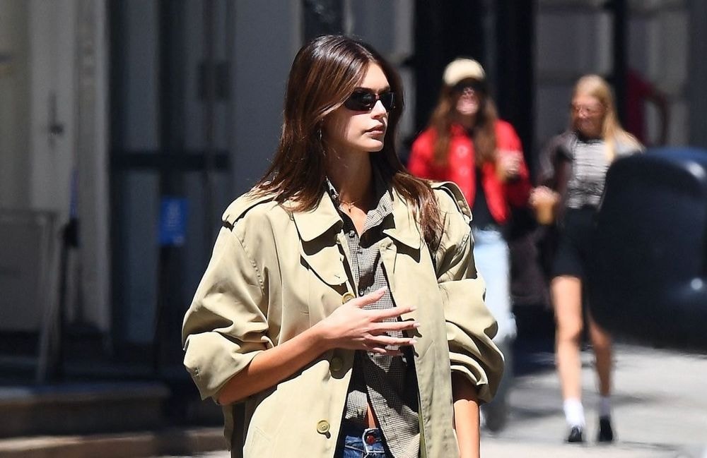 Jean droit, trench et ballerines : Kaia Gerber adopte l’uniforme chic des Parisiennes