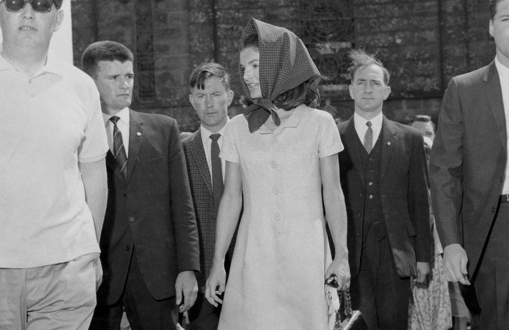 Pantalon capri, foulards, lunettes XXL… Le style Jackie Kennedy s’impose cet été