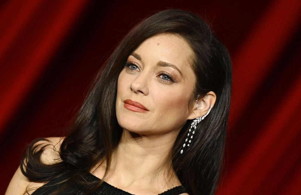 Méconnaissable, Marion Cotillard fête Halloween déguisée en ange noir