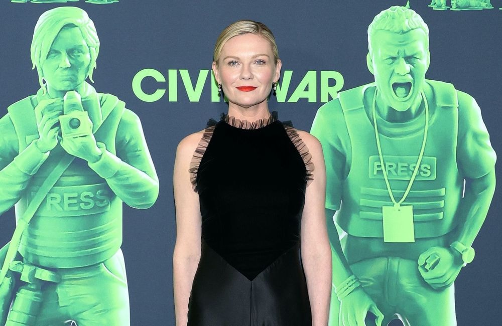 Kirsten Dunst éblouit dans une longue robe noire en satin, au petit col victorien