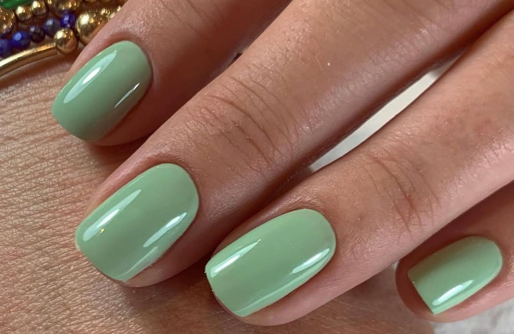 Ongles vert pistache : la manucure estivale qui s'adapte à toutes les carnations