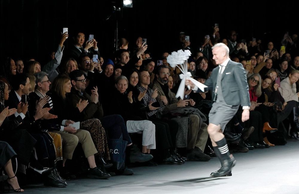 À qui le créateur Thom Browne offre-t-il des fleurs à la fin de ses défilés ?