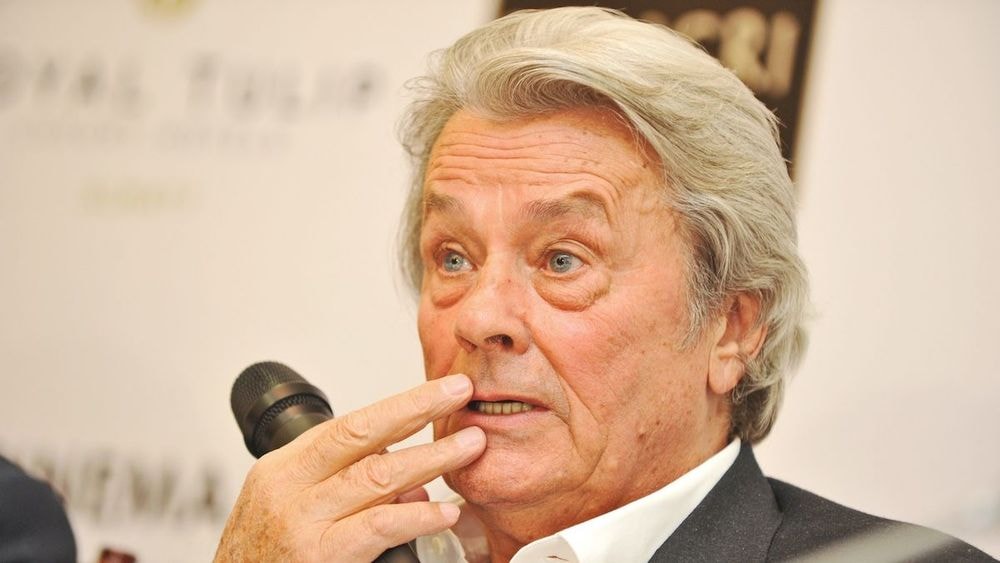 Alain Delon à peine décédé, un étranger prend possession de son domicile