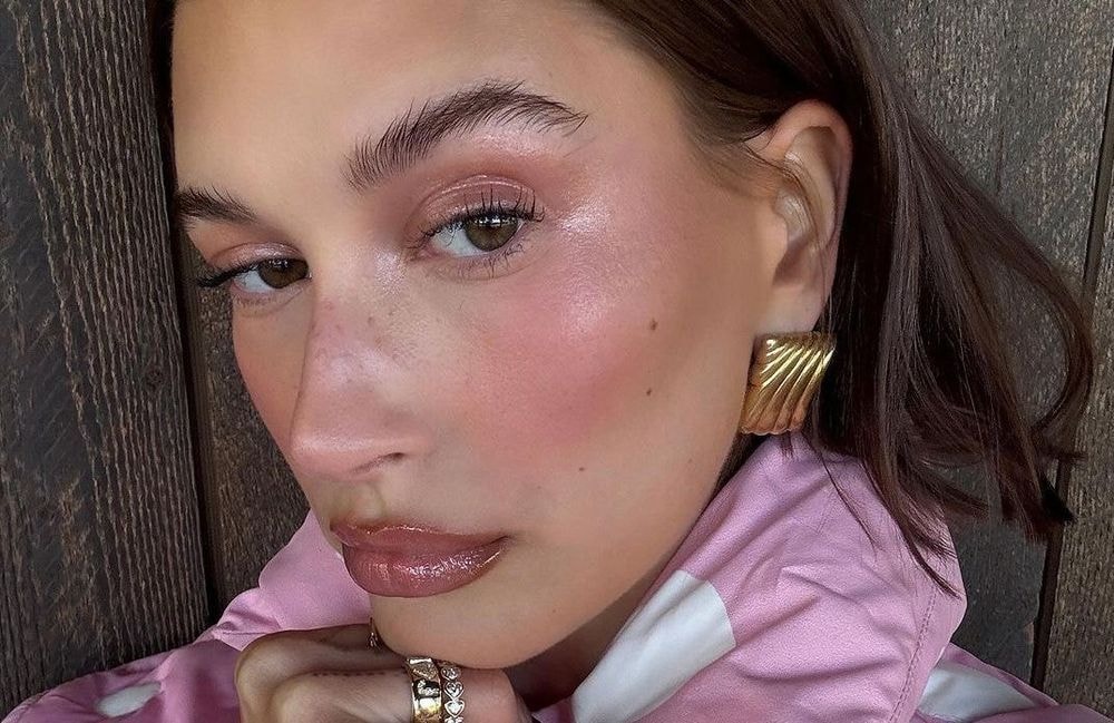 « Tattoo blush » : la nouvelle tendance beauté qui fait polémique