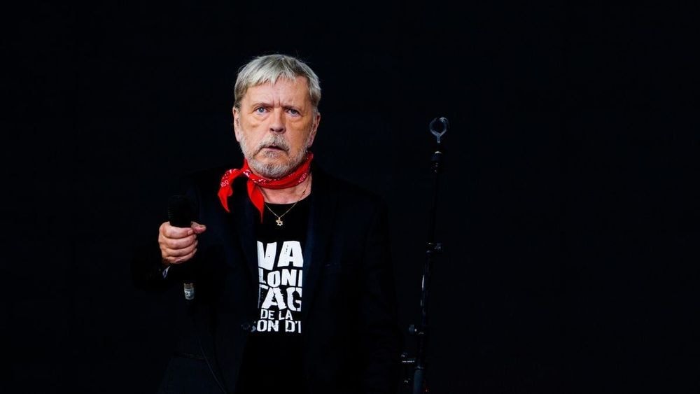 Renaud : son frère jumeau, David, revient sur les crises de paranoïa du chanteur : "On ne pouvait plus rien pour lui"