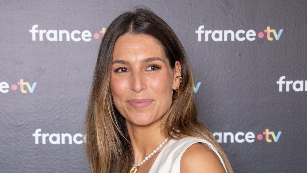 Laury Thilleman en culotte rouge et molletonnée : "Merci d'avoir ramené le soleil", son photoshoot en pays bigouden fait sensation