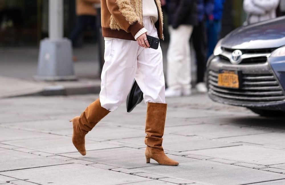Pantalons larges et bottes : l’association la plus inattendue de la saison