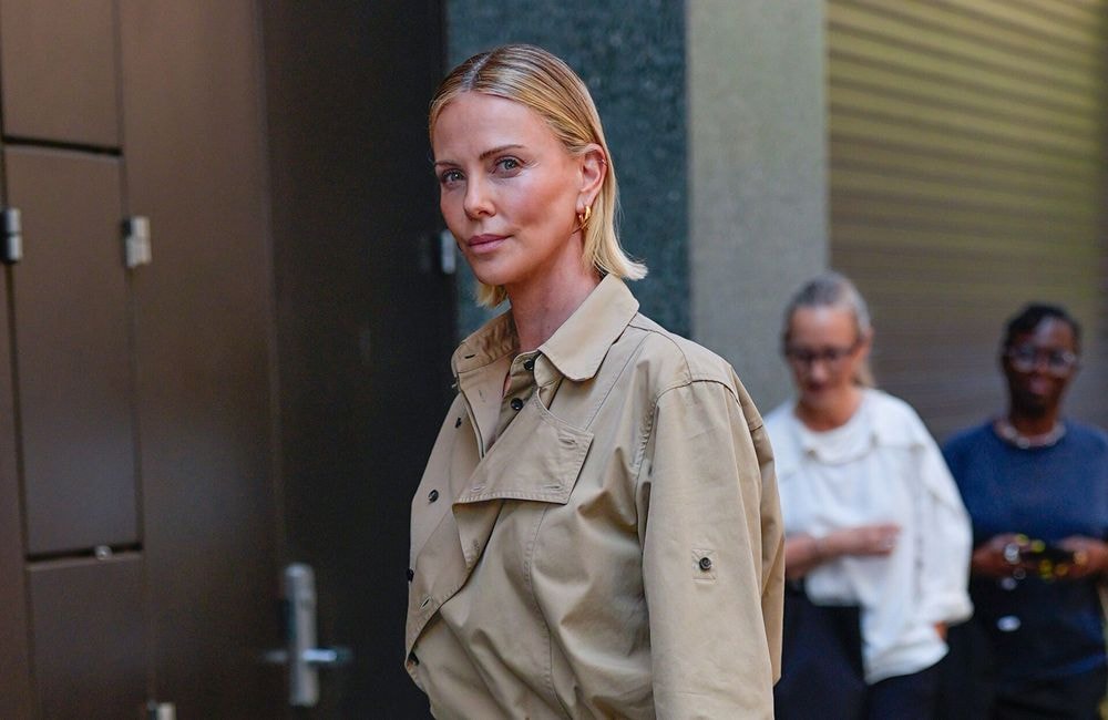 Transformée, Charlize Theron adopte cette coupe de cheveux controversée