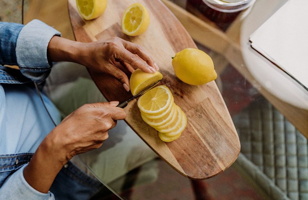 L’erreur que l’on fait en buvant du jus de citron à jeun le matin